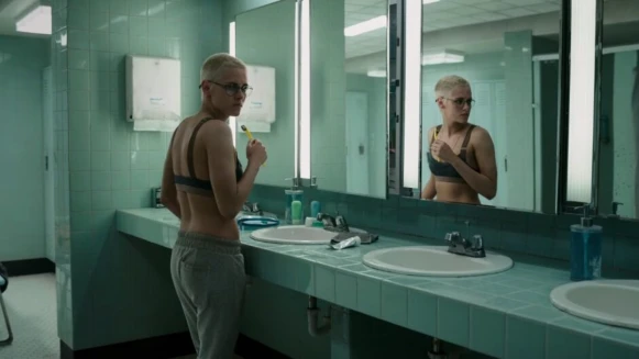 《深海終劫站》「暮光女」克莉絲汀史都華全新驚悚之作！金色平頭造型帥瘋，深海未知怪物的致命撲殺