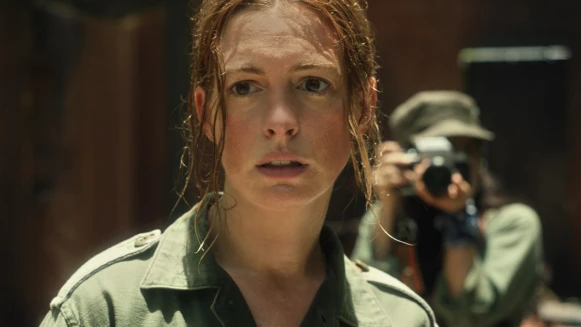 Netflix新片《他的最後願望》安海瑟薇挑大樑演出！女神化身前華府記者，攜手班艾佛列克揭開軍火陰謀