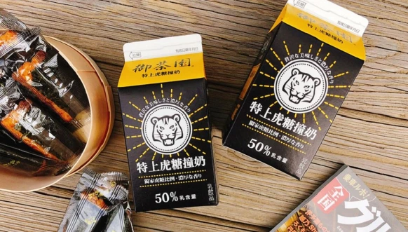 呼叫奶茶控！這款全新上市、混搭潮流風滿滿的「御茶園特上虎糖撞奶」，很需要喝一波！