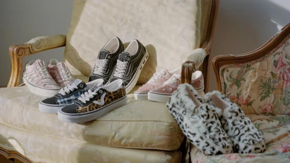 瘋搶斷貨預警！即將開賣的Vans x Sandy Liang聯名系列，絕對是出手慢就全被掃光的大勢人氣王，搶貨起手式請準備好！