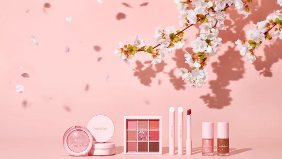 innisfree 2020濟州嚴選系列是超夢幻「櫻花」主題，經典熱賣蜜粉還推出櫻花限定版，帶有櫻花香也太浪漫