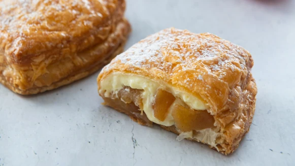 beard papa推出春季新品「千層艾波派」！酥脆派皮加上糖漬蘋果塊，蘋果派粉肯定要嚐嚐