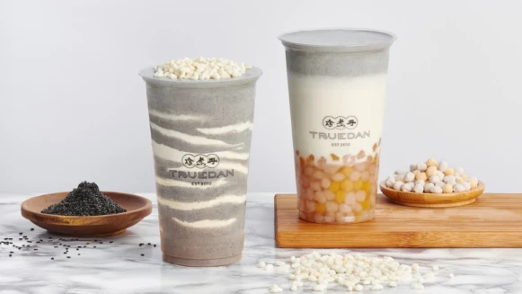 珍煮丹推出2款潑墨系芝麻新口味！芝麻香緹配上灰白時尚漸層，芝麻愛好者快喝起來