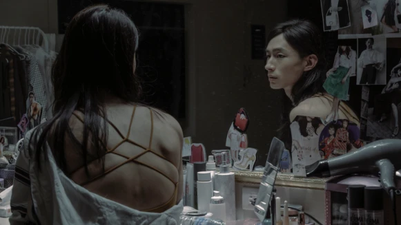 《誰是被害者》黃河首度接演跨性別者角色！化身酒店公關，為戲瞬換女裝秀美背