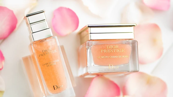 Dior迪奧精萃再生系列推出「微導魚子膠囊」，1萬7千顆玫瑰魚子膠囊，是肌膚最強急救秘密武器