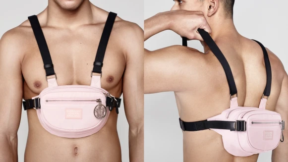 BURBERRY本月B系列「粉紅色腰包」超可愛，猛男秀包讓人凍未條，今晚8點起限時24小時販售，不給妳猶豫時間！
