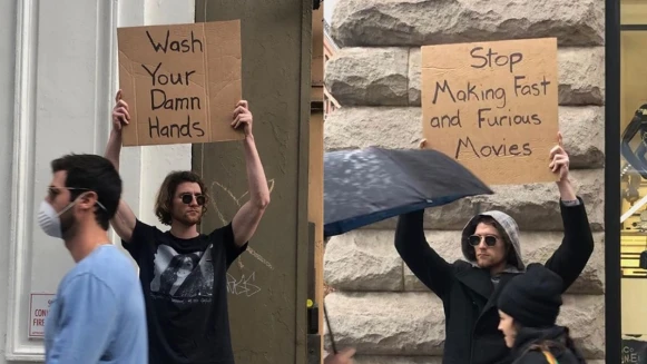 IG超紅紐約「舉牌哥」日常狂語太中肯！厭世淡定臉加幽默金句，你也被敲醒了嗎？