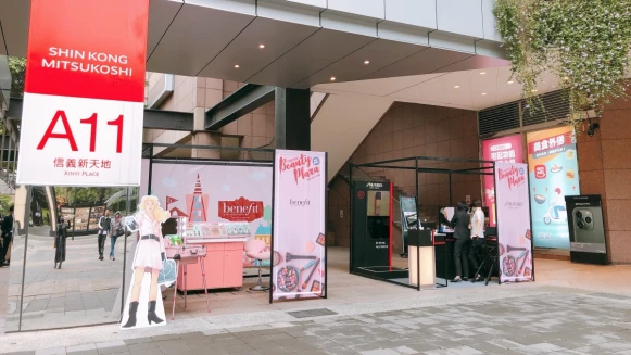 新光三越信義新天地把美妝專櫃搬出來了！買母親節優惠不用人擠人，在香堤廣場上用安全社交距離購物