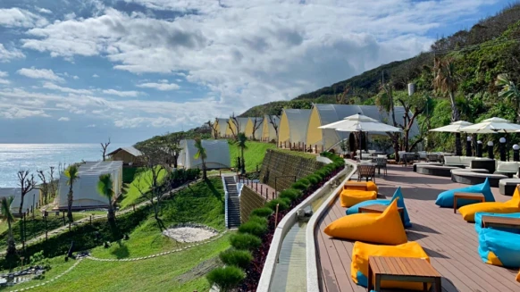 最愜意的懶人露營場地！花蓮「海崖谷」睜開眼就是蔚藍大海、聽海聲入夢鄉，夜晚點燈美呆了