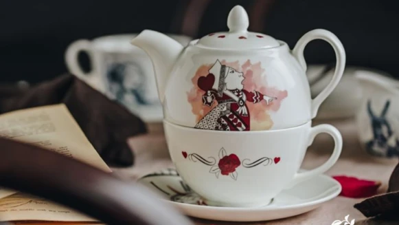Whittard《愛麗絲夢遊仙境》限量系列必收！紅心皇后茶壺組、紅心皇后草莓風味酥餅童心大爆發