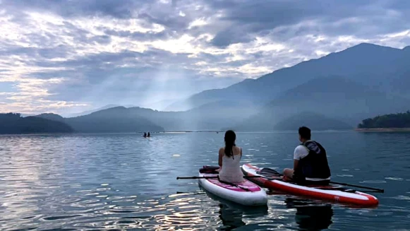 最愜意的日月潭玩法！SUP立槳慢慢划進晨曦薄霧、湖光山色中，打開五官享受最寧靜的美好
