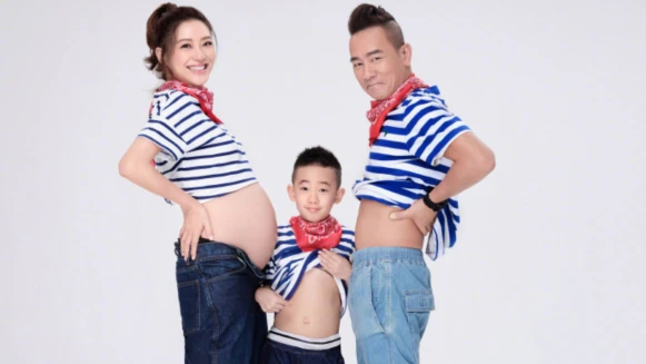 應采兒生了!微博宣布好消息,曬陳小春、Jasper全家合照:「一家四口,感恩!」