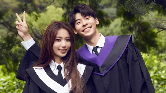 田馥甄〈懸日〉MV公開!找來新一代男神許光漢搭檔演出,穿學士服回憶放不下的青澀愛戀
