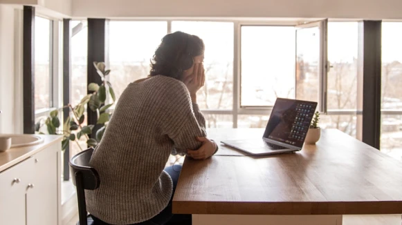 「情緒內耗」是職場工作的最大敵人!會產生負面情緒、降低效率、消磨熱情,快做2招教你擺脫不必要的煩惱