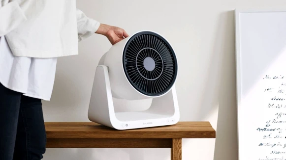 宛如自然微風吹拂！日系神級家電Balmuda推出結合風扇、循環扇GreenFan C2，能快速除臭、調節室內溫差，炎夏雨季必備