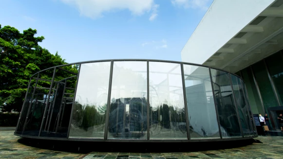 迷走在《膜》的黑盒子!北美館X-site計畫首獎作品運用偏光片反黑現實維度