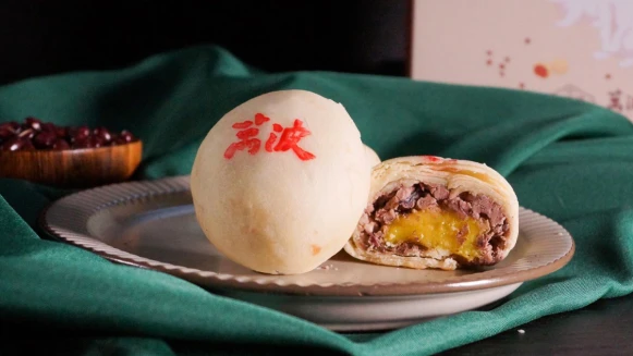 《萬波》中秋出新招！攜手百年餅舖《顏新發》推出「紅豆粉粿月餅」，今年最狂的月餅新口味