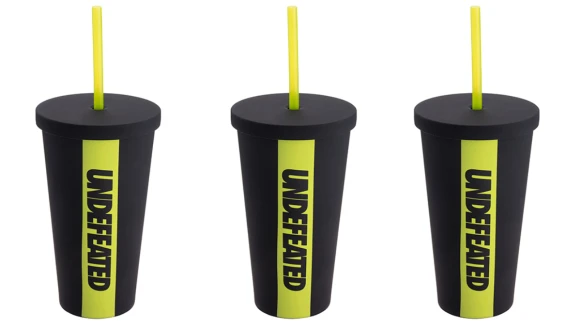 星巴克最潮聯名杯來了！首度與UNDEFEATED合作，推出9款螢光黑撞色杯款、包袋