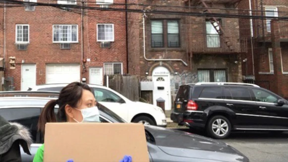 封城前誤入紐約,台灣女孩成物資志工,每天扛30公斤以上:我想送的不只是物資,是搭一座盼望的橋