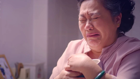 《我的婆婆》鍾欣凌抱兒子遺物太催淚！捧杯心碎痛哭橋段被讚是「洋蔥爆擊」