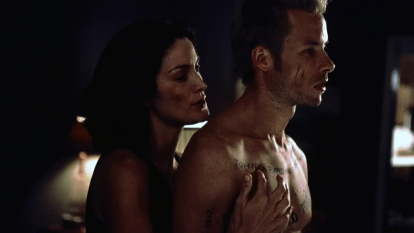 《記憶拼圖》20週年重新上映！諾蘭經典燒腦神片，「原版倒敘版」再度找出殺妻兇手