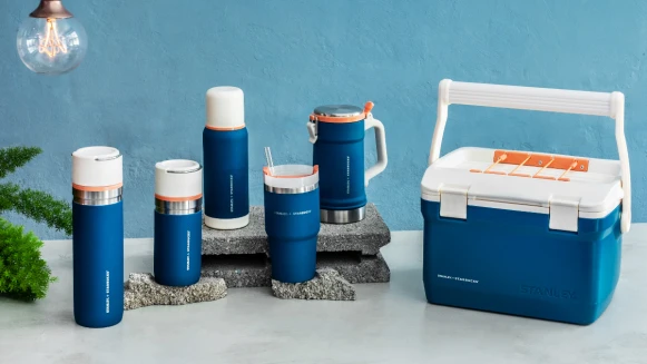 星巴克全新STANLEY聯名杯來了！沉靜藍與粉嫩橘配色，還首度推出露營可提式冰桶