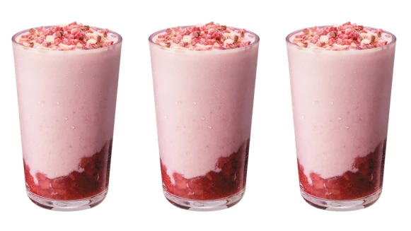 星巴克推出全新優格星冰樂！粉嫩系「草莓脆片優格星冰樂」登場，今夏最少女心就是這杯