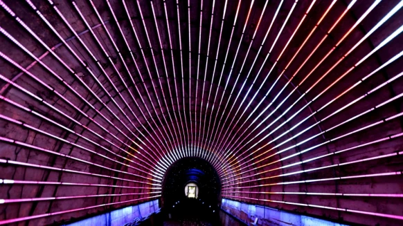 浪漫破表夏日約會景點！深澳鐵道自行車變身「心型星空隧道」，快牽著另一半去甜蜜放閃