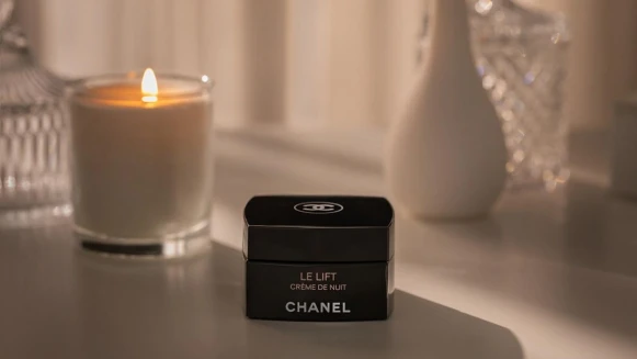 除了懂「夜晚是修護肌膚最佳時機」,更要用對成分做好保養。香奈兒用三大植萃幫妳抓準修護、緊緻完美Timing!