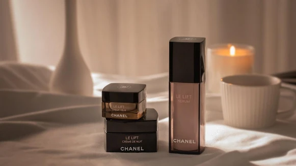 香奈兒全新夜間微導保養概念，為忙碌現代女性獻上「縮時拉提+修護肌膚」對策！連林依晨都直說：好有感！