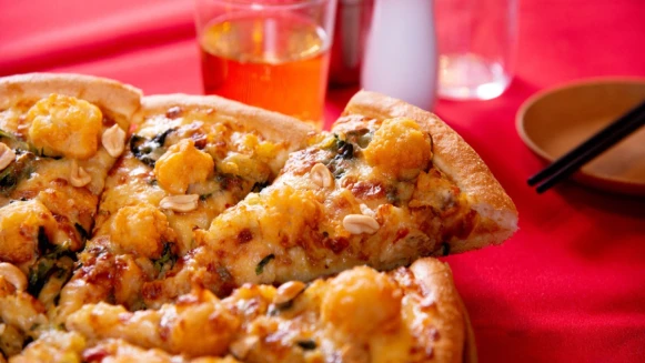 必勝客全新台味比薩來了！熱炒系「椒鹽龍珠比薩」限定上市，還有九層塔、花生入餡太想狂嗑