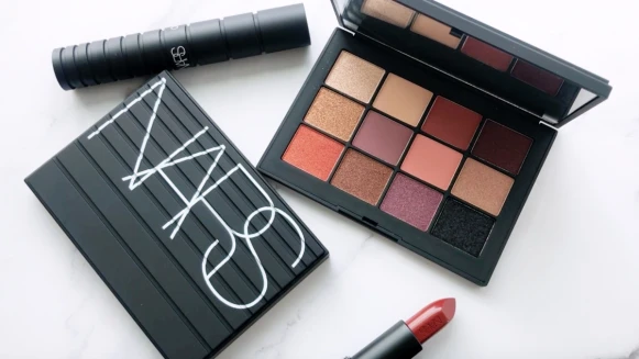 NARS 2020黑潮狂熱系列限量彩妝，黑色立體線條的十二色眼影盤又讓彩妝控暴動