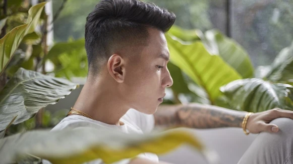 嘻哈思想家「瘦子E.SO」。他的音樂如同歐舒丹星光瓶擁有重啟力量。 Time To RESET！