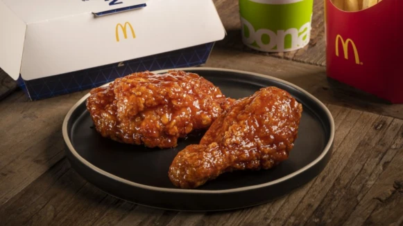 麥當勞也有韓式炸雞啦！期間限定「韓風炸鷄腿」配上不倒翁OTTOGI甜辣醬，期間限定美味開賣