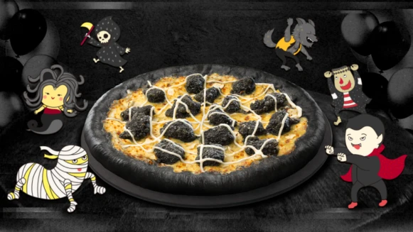 必勝客萬聖節口味太狂！推出全黑比薩芝心餅皮，今年最應景IG美食就是它