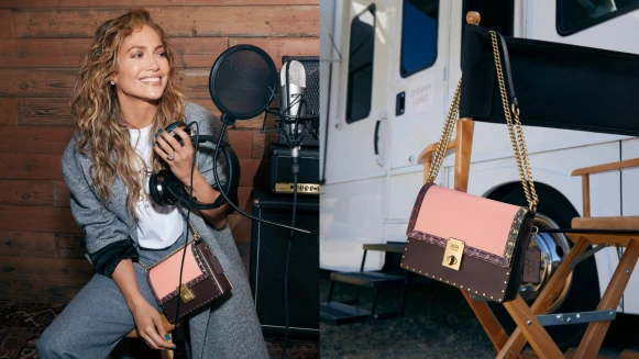 柔粉色搭上珍稀皮革太搶眼！Coach攜手Jennifer Lopez推出首個聯名包款，包上還有J.Lo親筆簽名