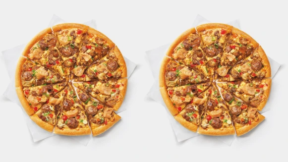 必勝客找上鼎王麻辣鍋啦！聯名推出超狂口味「燃魂麻辣鍋比薩」，上頭還有酥脆老油條、特選牛胸腹肉