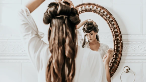 先別急著將白髮染黑!「這樣做」不但看起來更時尚年輕,還能延緩染髮週期