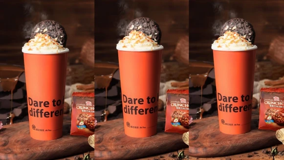 《署茗職茶》蕭敬騰飲料店推出新口味了！與義美聯名合作，「法式雲朵可可脆餅」喝得到一整塊巧克力酥片