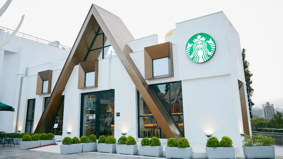 星巴克全新泰安南門市太美了！全台首座夢幻積木城堡門市，純白牆面根本仙女打卡景點