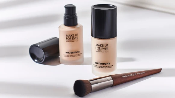 無所畏懼的極簡裸妝當紅！打造2021薄透、遮瑕、不脫妝的all in one水光美肌，交給MAKE UP FOR EVER水肌光粉底就對了