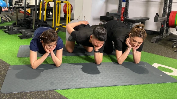 「放手跪重心挑戰」為什麼男生做不來，女生卻可以？你成功了嗎？