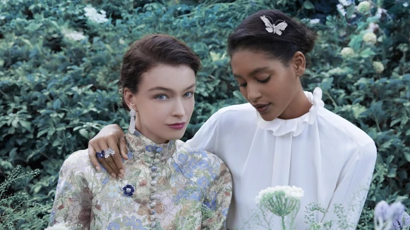 Van Cleef &amp; Arpels梵克雅寶為Signature高級珠寶系列打造月光下尋寶般的奇幻主題，邀您共同探訪森林中的迷人瑰寶！