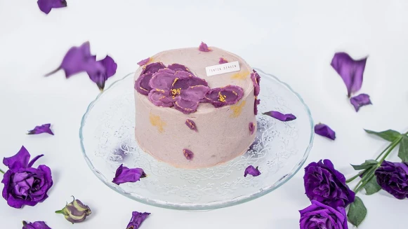 芋頭控必吃！鮮乳坊X板橋點點甜甜推「芋頭金沙戚風蛋糕」，母親節限定聯名款紫色花瓣絕美登場