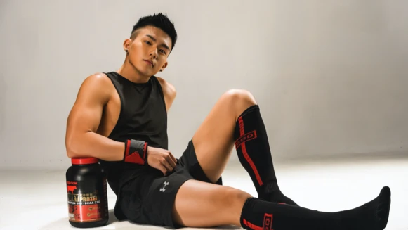 【一件襯衫】肥宅變身健身網紅！Robert洪仕晟代言紅牛聰勁，展現「有點厲害」的突破態度