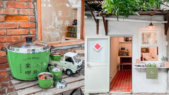 【台中美食】来呷弁推出「迷你電鍋松露肝腸飯」吸睛度滿分，以頂級松露搭配中式肝腸打造出讓人欲罷不能的鹹香滋味