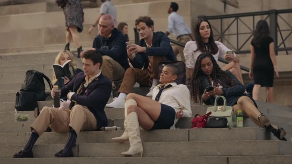 新版《花邊教主Gossip Girl》預告曝光!18歲精靈系Emily Alyn Lind接棒女主角,鮮肉男星也沒在少