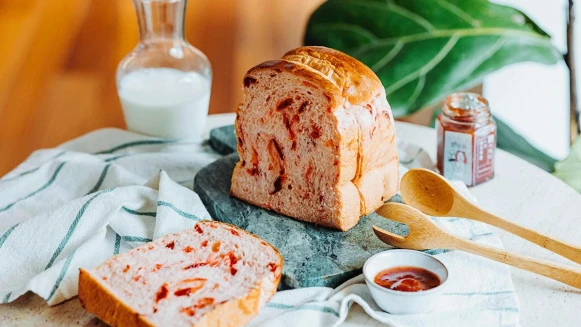 微醺生吐司！niko bakery日香聯名推出「琴酒洛神蜂蜜生吐司」粉嫩夢幻登場，限時三天限量發售