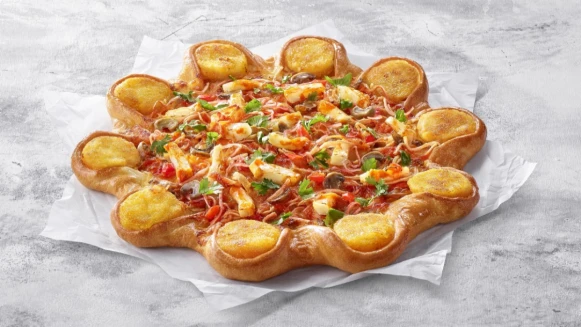 必勝客再出招！全新泰式「冬蔭功蝦餅比薩」登場，撒上滿滿香菜，還有肥美金錢蝦餅吃得到