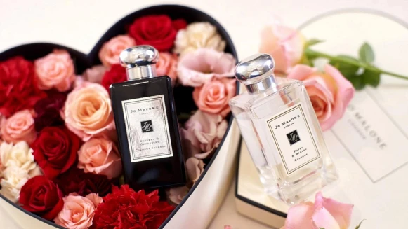 情人節禮物給她或給他,都在Jo Malone London 打包!還有期間限定的香氛愛情花盒,戀愛香氣與浪漫花朵誰能不心動!